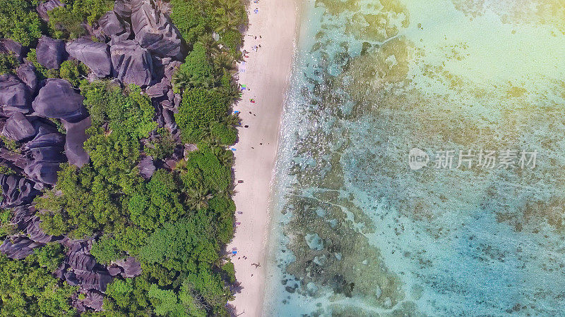 从无人机拍摄的塞舌尔拉迪格的Anse Source Argent惊人的海滩